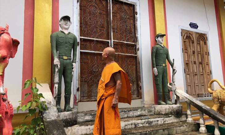 ฮือฮา รูปปั้นตำรวจ-ทหาร ถือปืนพิทักษ์โบสถ์วัดป่า เจ้าคณะอำเภอสั่งรื้อถอนแล้ว