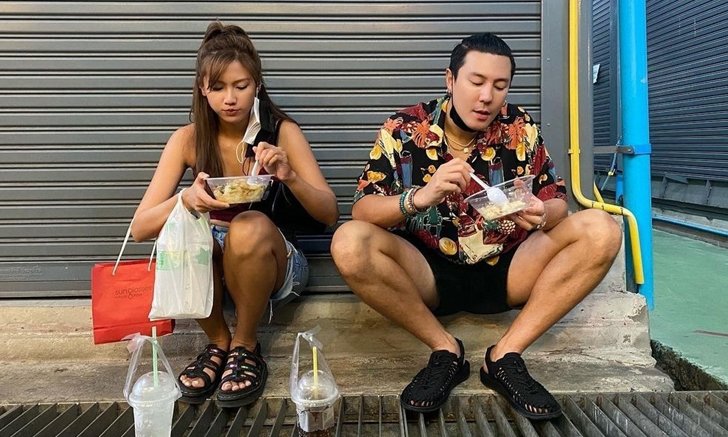 "โดม" ควง "เมทัล" เปลี่ยนบรรยากาศนั่งข้างทาง กินอะไรง่ายๆ แต่แคปชั่นสวนทางมาก