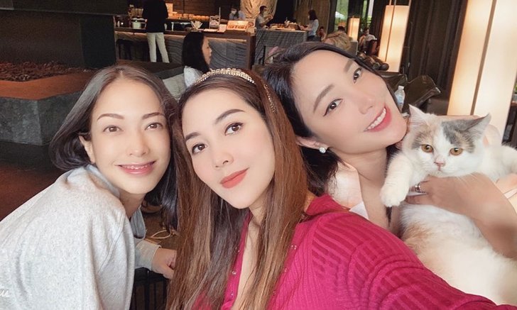 ก๊วนเพื่อนรัก "เมย์-วุ้นเส้น" เลี้ยงกรุบกริบให้ว่าที่คุณแม่ "แป้ง อรจิรา" ไปคลอดลูกสาว