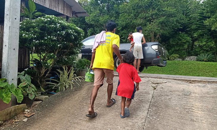 วุ่นทั้งหมู่บ้าน แม่หอบลูก 3 คน ทิ้งไว้บ้านญาติผัวเก่า ก่อนขับรถหนีพร้อมผัวใหม่