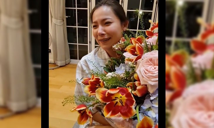 "ดีเจต้นหอม" ตกใจได้รับดอกไม้ช่อใหญ่ส่งมาเซอร์ไพรส์ พอเฉลยถึงกับร้องไห้