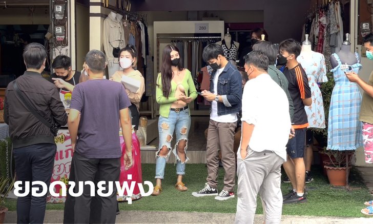 แม่ค้าแซ่บไม่หวั่นเจอดราม่า ลูกค้าแห่มาซื้อโตเกียวเพียบ ตกใจหนุ่มชะลอดูจนรถล้ม
