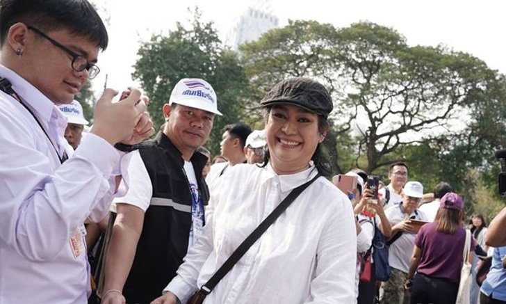 "อุ๊ หฤทัย" มาตามนัด! โผล่ร่วม #เดินเชียร์ลุง ประณามพวกชังชาติ