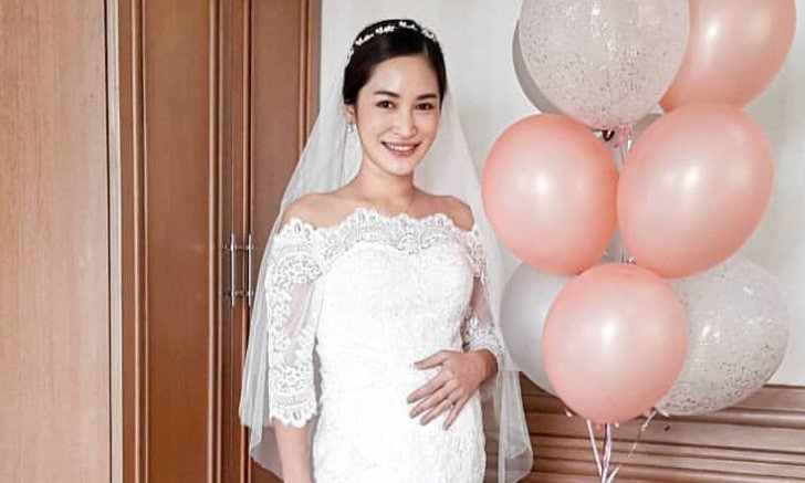 "พลอย พลอยพรรณ" ประกาศเซอร์ไพรส์! สวมชุดเจ้าสาว มือกุมท้อง แฟนๆ ร่วมยินดีอบอุ่น