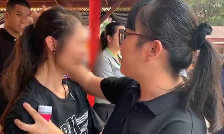 สุดเศร้า เผาศพ "รปภ.หนุ่ม" เหยื่อโจรปล้นทองห้าง แฟนสาวร่ำไห้จนเป็นลม