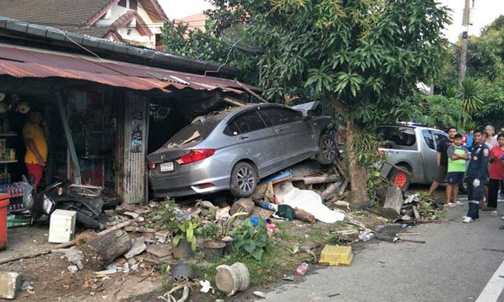 รถเก๋งพุ่งชนร้านขายของชำ อดีตครูดับคาที่-เจ้าของร้านเจ็บสาหัส