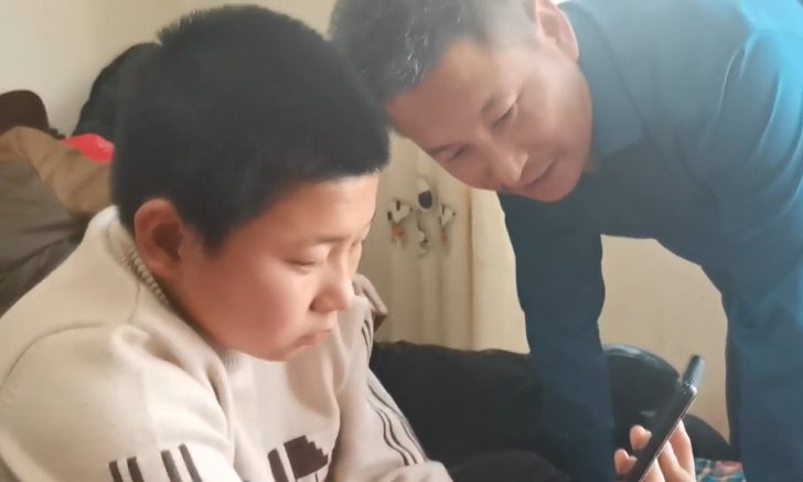 พลังโซเชียล คุณพ่อชาวจีนได้ลูกชายคืนอ้อมอก ถูกลักพาตัวไปนาน 10 ปี (มีคลิป)