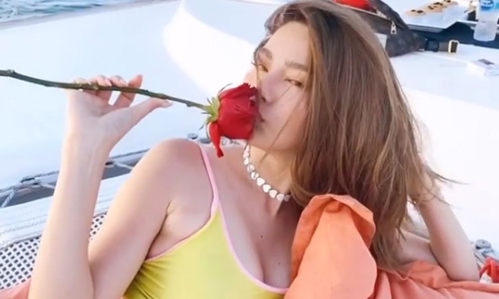 "ดิว อริสรา" ติดแฮชแท็กปริศนา #kdkj คนถอดรหัสทริปเที่ยวทะเลหวาน