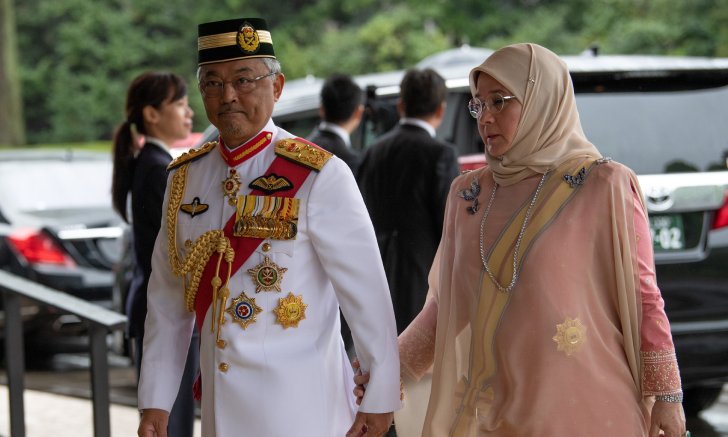 กษัตริย์มาเลเซีย-สมเด็จพระราชินี ทรงกักพระองค์ 14 วัน หลังข้าราชบริพารติดเชื้อโควิด-19