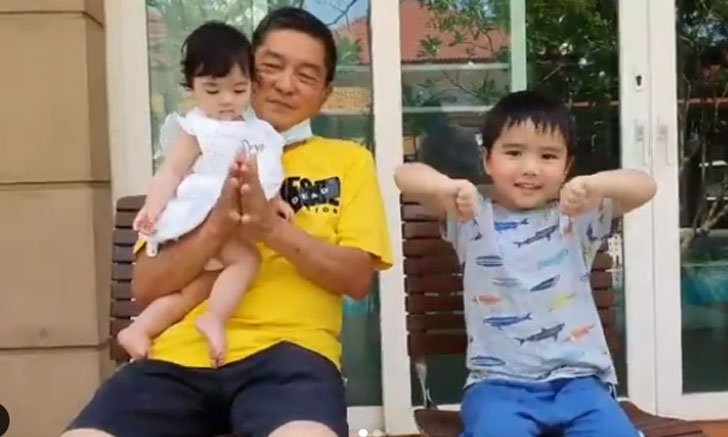 "น้องดีแลน-น้องเดมี่" กับคุณตา ปรบมือให้กำลังใจทีมแพทย์ "แมทธิว" ขอบคุณจากใจ