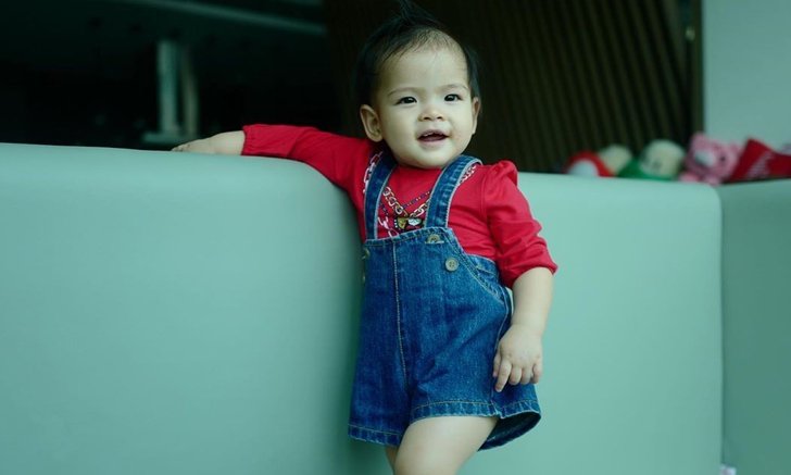 เป๊ะมาก "น้องมีญ่า" โพสท่าสไตล์นางแบบ "มาร์กี้" เห็นยังอึ้ง! อะไรจะขนาดนั้น