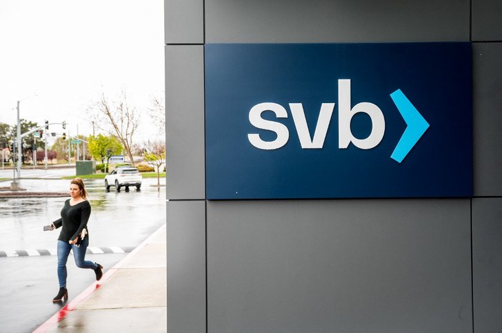 แบงก์รัน: ผู้หญิงคนหนึ่งวิ่งผ่านหน้าสำนักงานใหญ่ธนาคาร Silicon Vallley Bank ในเมืองซานตาคลารา รัฐแคลิฟอร์เนีย ของสหรัฐ