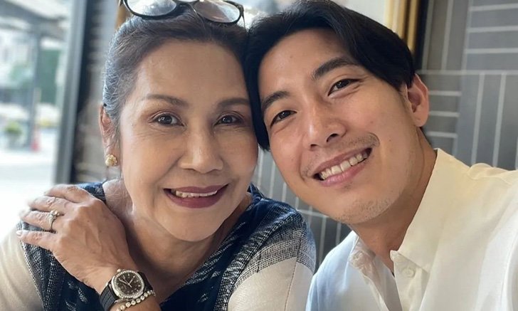 "โตโน่" จัดเต็มซื้อนาฬิกาแบรนด์หรูให้แม่ "แม่น้อย" ปลื้มมากเอ่ยปาก "ลูกเทวดา"