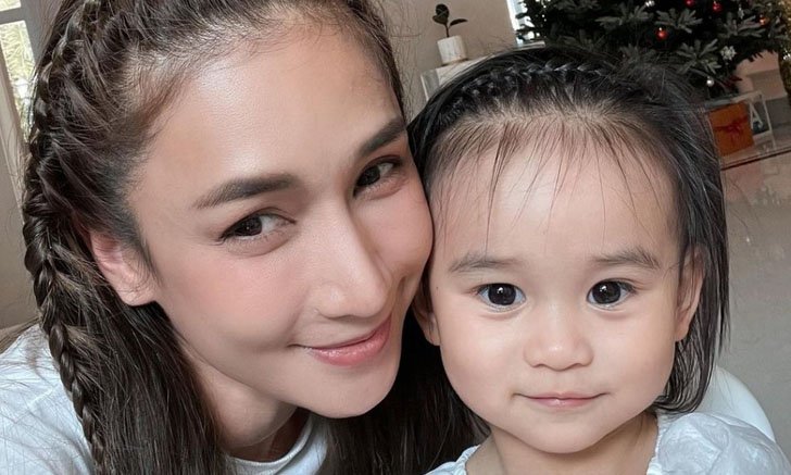"เนย โชติกา" ถ่ายรูปคู่ลูกสาว "น้องลลิณ" คอมเมนต์แห่ทักเหมือนฝาแฝดมากแม่