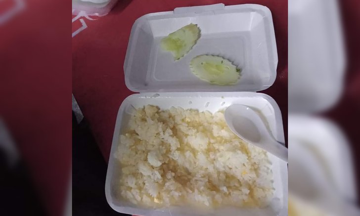 ข้าวผัดยุคหมูแพง? กล่องละ 50 บาท เปิดดูอึ้ง ได้หมู 2 ชิ้น ขนาดเท่านิ้วก้อย