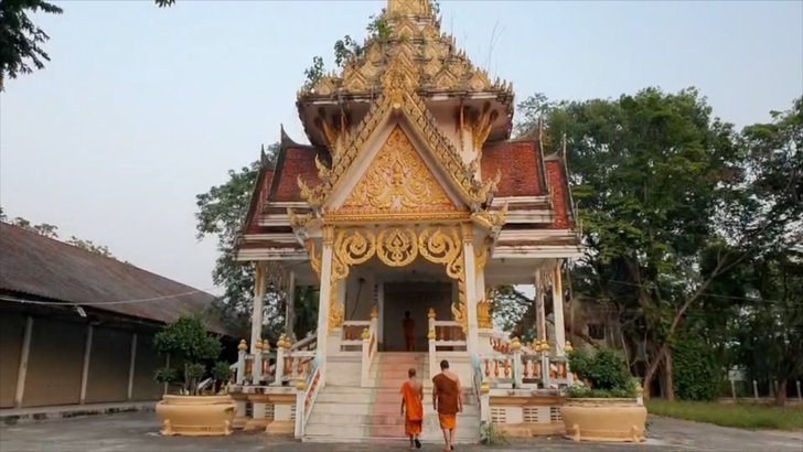 อึ้งทั้งวัด