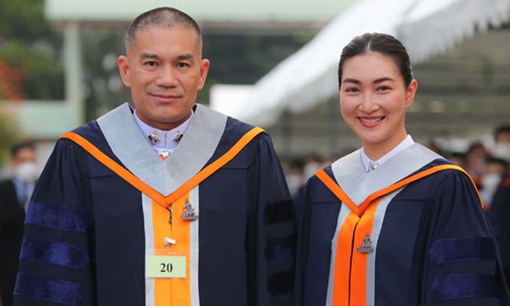 ปรบมือรัวๆ "แพนเค้ก" จูงมือ "สารวัตรหมี" คว้าปริญญาเอก ขึ้นแท่นด็อกเตอร์เต็มตัว