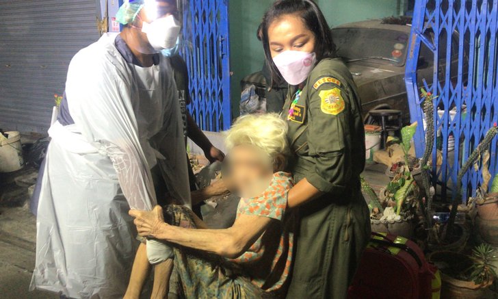 สุดสลด คุณยายวัย 92 ปี นั่งเฝ้าศพน้องสาว วัย 78 ปี คาดเสียชีวิตมาแล้ว 3-4 วัน