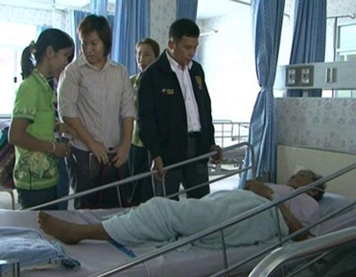 สาวใหญ่ ปัด ทุบตีแม่ชรา ลั่นโดนญาติกลั่นแกล้ง