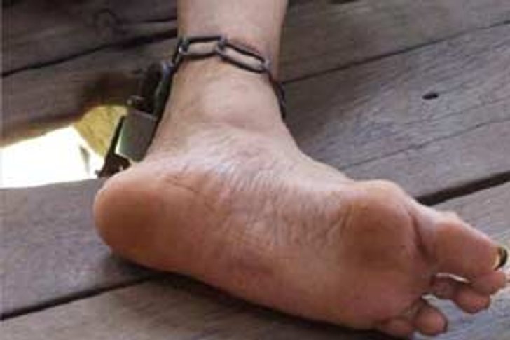 วอนช่วย! หนุ่มใหญ่ถูกล่ามโซ่กว่า 40 ปี