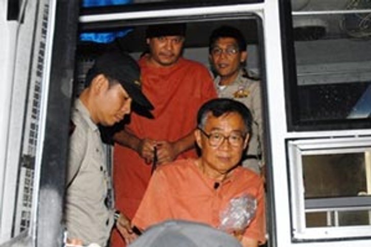 เหวง-วีระ-ณัฐวุฒิ ลากโซ่ตรวนท้าสู้คดีปิดบ้านสี่เสาฯ