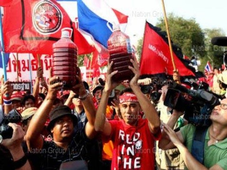 แดงฝ่าด่านตร.เทเลือด-ปาใส่บ้านนายกฯ