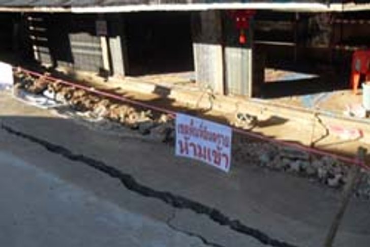 อึ้ง!! ดินยุบ แยกเป็นทางยาวบนดอยแม่สลอง