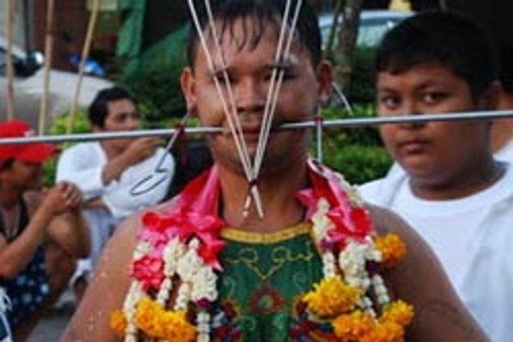 หวาดเสียว! ร่างทรงอภินิหาร ใช้เหล็กทิ่มตัว