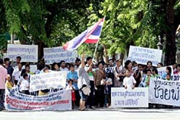 แม่ค้าประท้วง! ห้างดังลาดพร้าวไล่ที่ วอน อภิสิทธิ์ช่วย