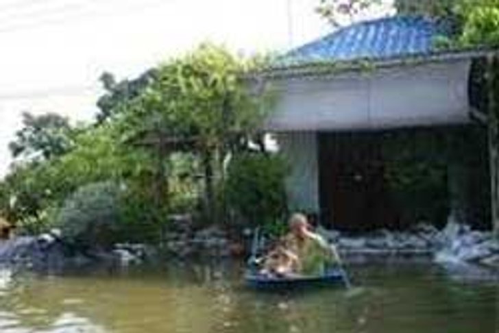 น้ำทะลักท่วมตลาดอินทร์บุรี ชาวบ้านใช้เรือแทนรถ