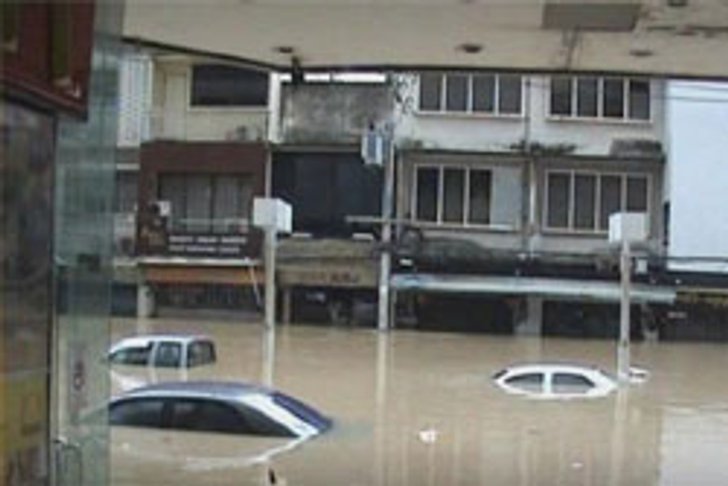 หาดใหญ่วิกฤตรอบ 100 ปี น้ำทรงตัว ชาวบ้านรอช่วยเหลือ
