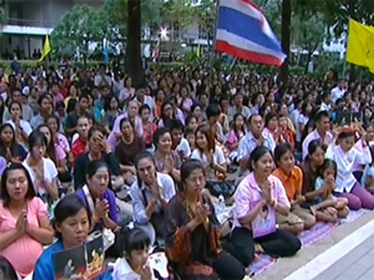 ในหลวงพระราชทานถุงยังชีพให้ปชช.น้ำท่วม