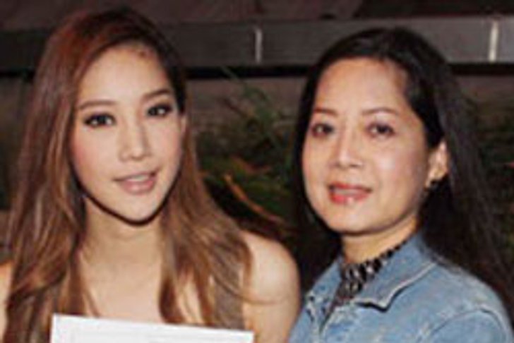 สยบข่าว!! แตงโม ควงแม่จริง โชว์ใบเกิด