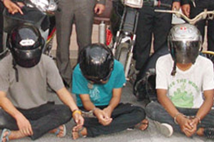 รวบ! 3โจ๋ ปล้นจยย.กระเทย