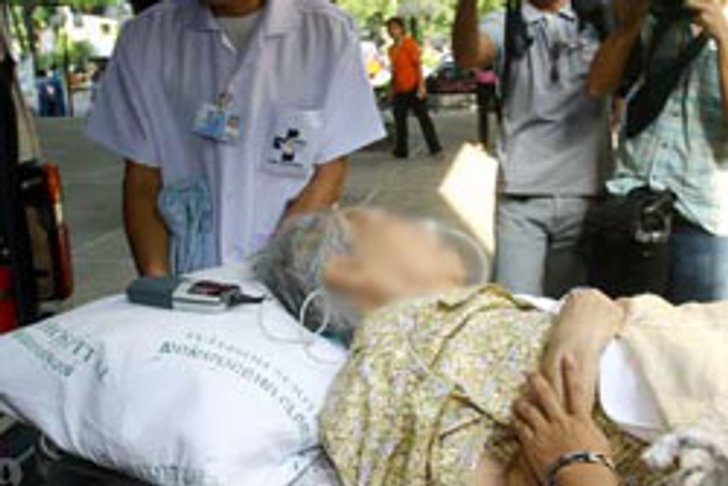 สาวใช้ใจโหด บีบคอยายวัย 72 ขู่เอาทรัพย์สิน