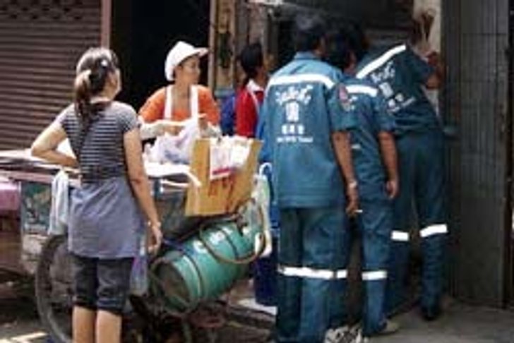 ดวงซวย! พลัดตก-ติดซอกตึก เจ็บสาหัส!