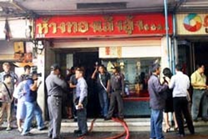 หวิดสยอง! ไฟไหม้ร้านทองย่านสุขุมวิท