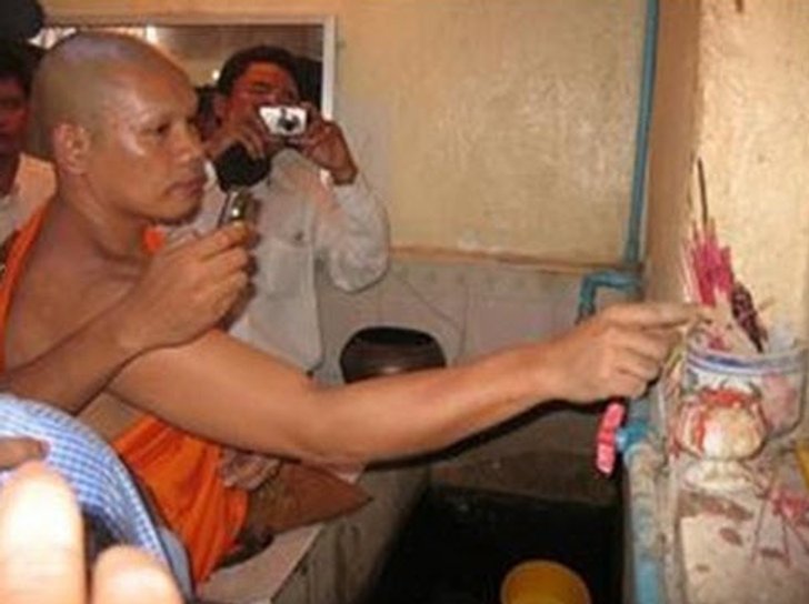 คลิปว่อนเขมร อดีตพระแอบถ่ายสีกานับร้อยอาบน้ำมนต์