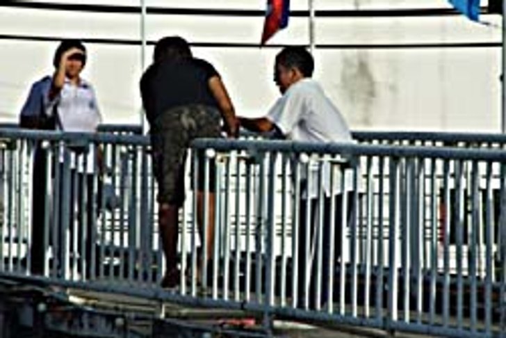 ระทึก! สาว 19 ถูกทอดทิ้ง หวังโดดสะพานดับ
