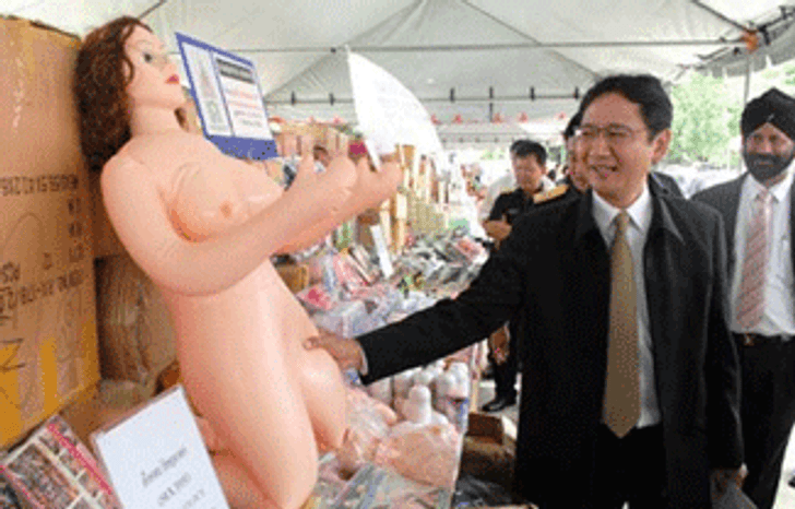 โชว์ยึด'ตุ๊กตายาง'-สินค้าหนีภาษีมูลค่ากว่า40ล้าน
