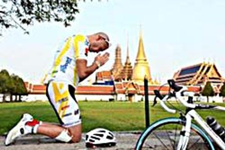 ปั่นจักรยานรอบโลก ประกาศ"รักในหลวง"