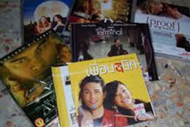 อีกราย! น.ศ. มสธ. เจอจับขายซีดีหนัง 10 แผ่นบนสะพานลอย