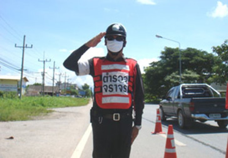 จับหนุ่มแปลก! ปลอมเป็นตำรวจ ลั่น อยากช่วยงาน