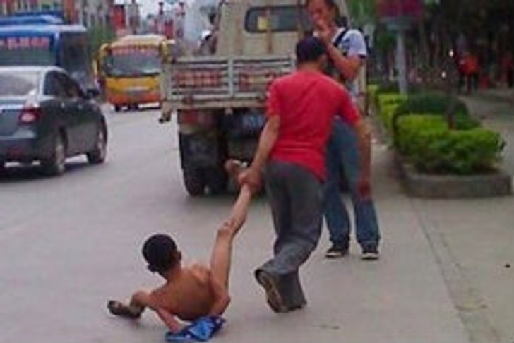 พ่อชาวจีนโหด! ลากขาลูกชายติดเกมกลับบ้าน