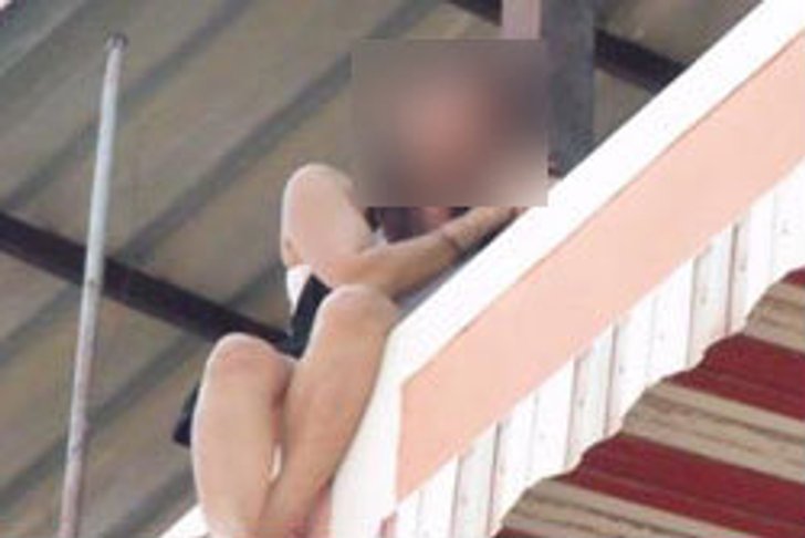ลูกเครียดถูกพ่อข่มขืน ปีนป้ายหวังโดดฆ่าตัวตาย