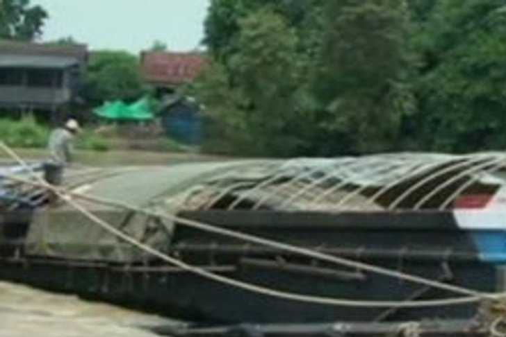 กู้เรือน้ำตาลล่มยังเหลว ปลาลอยตายถึงปทุมฯ