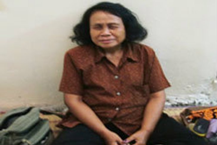 ยายใจเด็ด! ล้วงกระเป๋าหวังติดคุกอยู่กับสามี