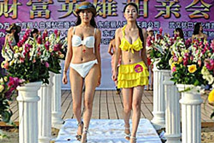 ฮือฮา! สาวจีนเดินแบบชุดบิกินีหาคู่หนุ่มรวย