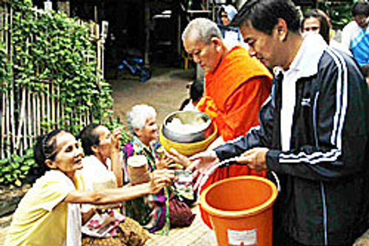 ชาวบ้านมีอึ้ง! อภิสิทธิ์ทำหน้าที่เป็นเด็กวัดที่ยโสธร