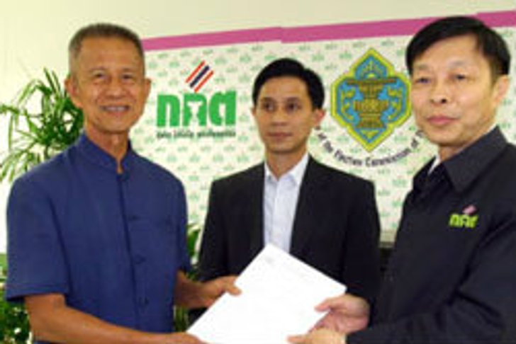 จำลอง บุก กกต.ยื่นคัดค้านรับรองผลการเลือกตั้ง
